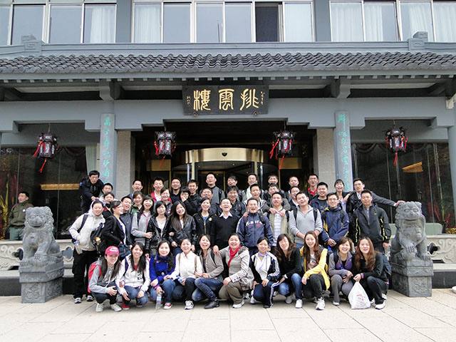 2011。04。30黃山之旅（晨拍——晨起的我們，個(gè)個(gè)張大嘴巴，原來(lái)心里想著“俺要吃”V.jpg