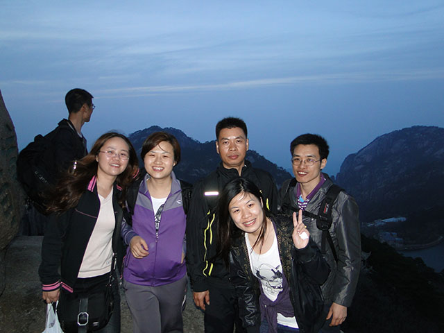 2011。04。30黃山之旅（黃山之上，夜色撩人，人更美?。￢.jpg